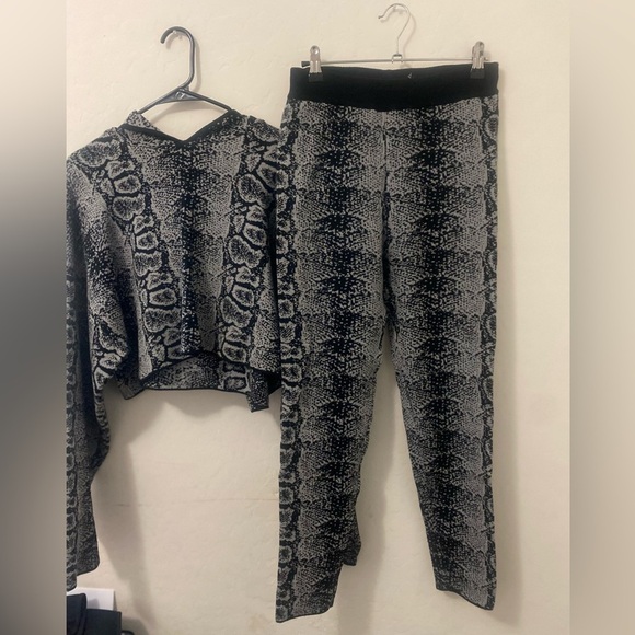 ‼️Snakeskin Cropped Hoodie Set‼️ - Picture 1 of 11